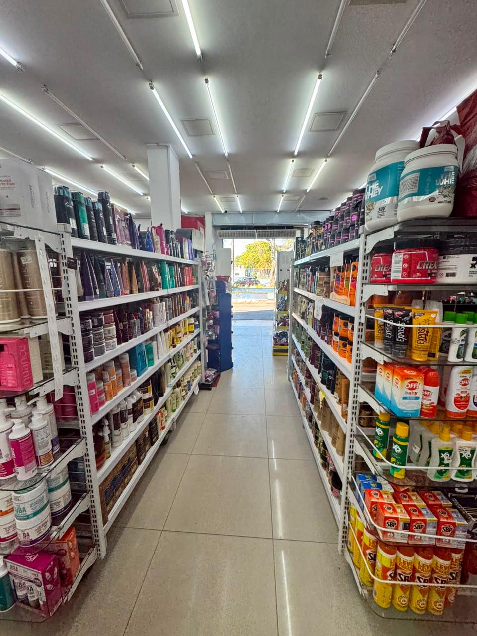 Corredor de produtos da Droga Dias