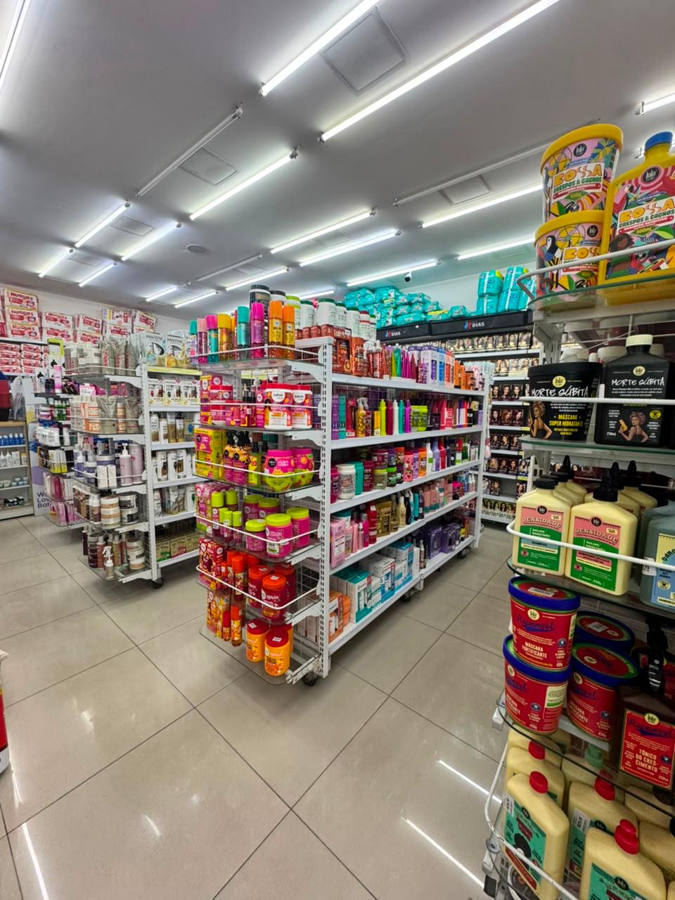 Prateleiras de perfumaria e cuidados pessoais da Droga Dias